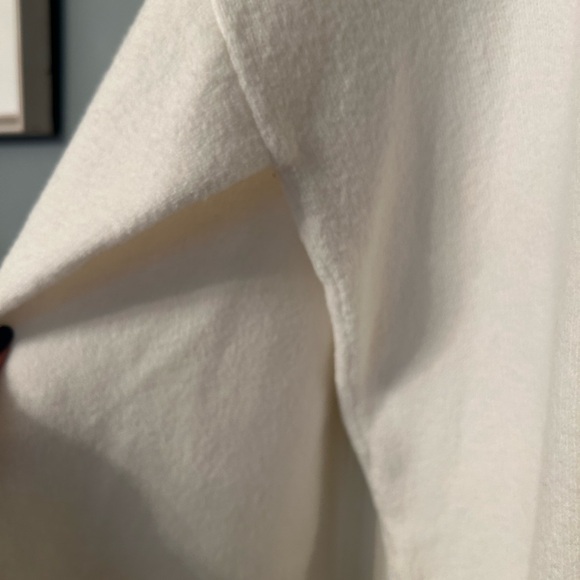 Hollister super soft White Sweater with croissant Bow Design NWT LARGE L - Picture 6 of 6